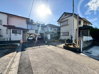  �O�ʓ��H�͑܏��H�ɂȂ��Ă��邽�߁A�Ԃ�ʍs�l�̒ʂ蔲�����Ȃ��A�����������Z���ł��B