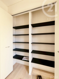  �����ց���e�ʃV���[�Y�{�b�N�X�ŉƑ��S���̌C���X�b�L���Еt���܂���