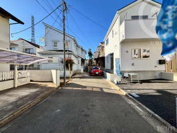  �O�ʓ��H�͑܏��H�ɂȂ��Ă��邽�߁A�Ԃ�ʍs�l�̒ʂ蔲�����Ȃ��A�����������Z���ł��B