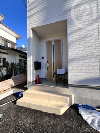  �J�̓��̏o����Ɉ��S���̂���A�������܂����`�̌��փ|�[�`�B