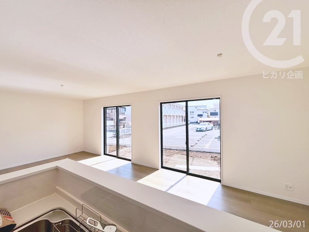  ���L�b�`�����Ζʎ��Ń��r���O�����n����z�u�B�����������Ȃ���Ƒ��̗l�q�������܂��B