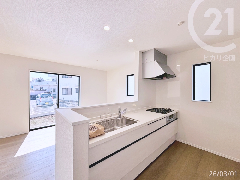  ���L�b�`�������r���O�ƈ�̊��̂���ΖʃL�b�`���B�Ƒ��Ƃ̉�b�����R�Ɛ��܂���Ԃł��B