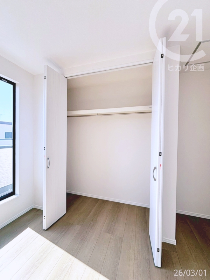  ��2F�F�m��6.06�����N���[�[�b�g�������ߗނ��X�b�L���Еt���܂��B