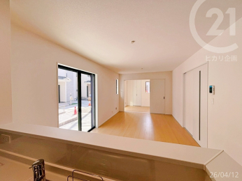  �L�b�`������̓��r���O�E�m���̗l�q������邱�Ƃ��ł��܂��B