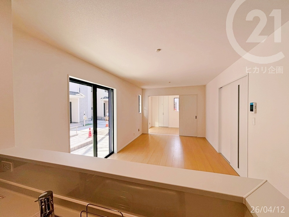  �L�b�`������̓��r���O�E�m���̗l�q������邱�Ƃ��ł��܂��B