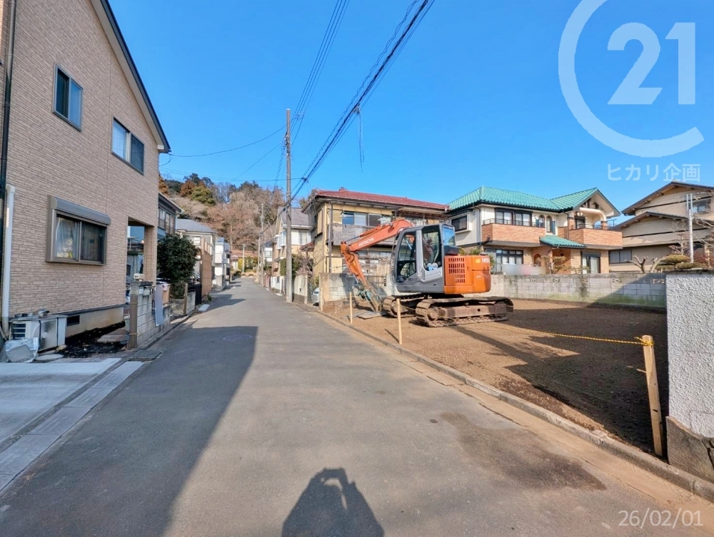  �~�n�̑O�ɖ�5m�̕��̓��H���ʂ��Ă��܂��B