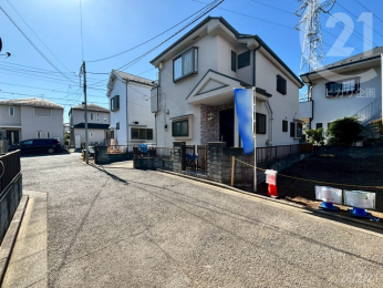  �O�ʂɖʂ������H�͕���4.5m�ł��B