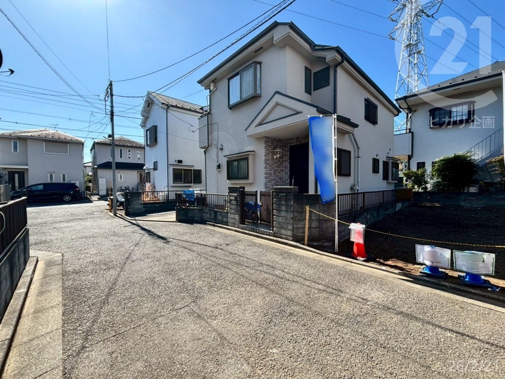  �O�ʂɖʂ������H�͕���4.5m�ł��B