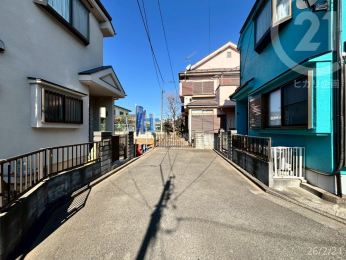  �O�ʓ��H�͂����k�������H�̒[�̂��߁A�ڂ̑O�̒ʍs�����Ȃ��������������B