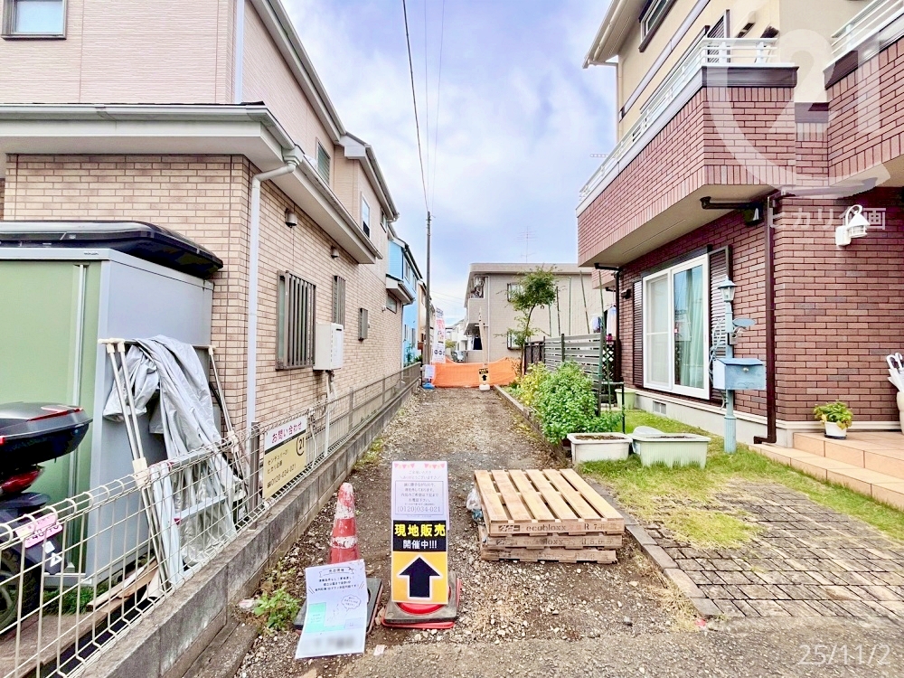  ���H���牜�܂����ʒu�ɂ���A�v���C�o�V�[���̍����Z�܂��I