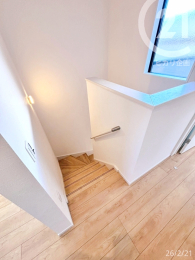  �肷��t���̊K�i�ŏ�艺������S�ł��B