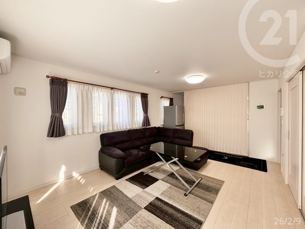  ��2F�FLDK21�����\�t�@��_�C�j���O�e�[�u����z�u���Ă��A��Ƃ�̂���L���B���邢��ԂŁA�Ƒ��c���̎��Ԃ��y���߂܂���