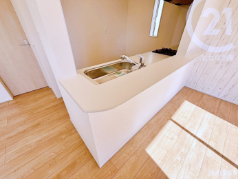  ��LDK16�����J�E���^�[�L�b�`���Ȃ̂ł������̎󂯓n�������₷���ł��B