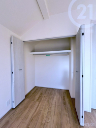  ���m��5.25������e�ʃN���[�[�b�g�����B���������X�b�L���Еt���L���g���܂��B