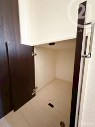  1�K�z�[���ɂ͊K�i����L�����p�������[���������܂��B