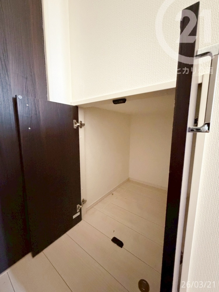  1�K�z�[���ɂ͊K�i����L�����p�������[���������܂��B