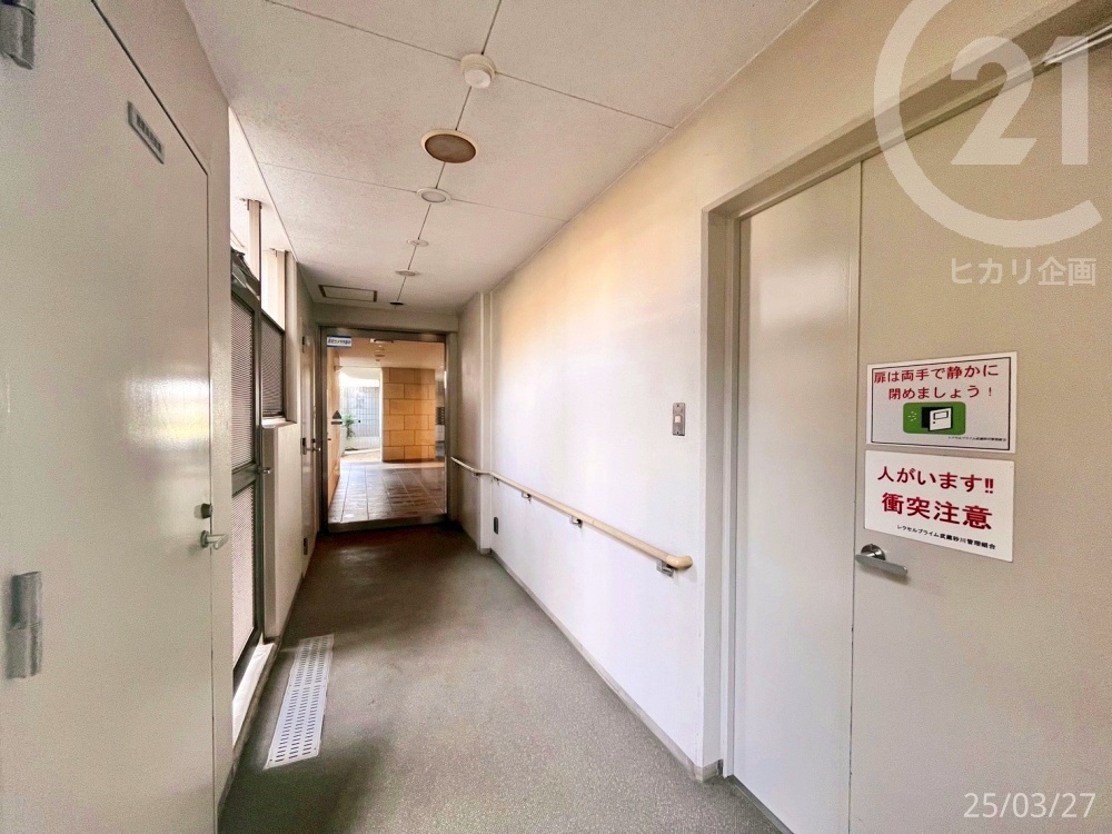  �G���g�����X�𔲂���ƒ��֏�ɏo�邱�Ƃ��ł��܂��B