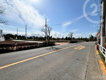  ���n�k���ɂ͕Б���Ԑ��̓��H���ʂ��Ă��܂��B