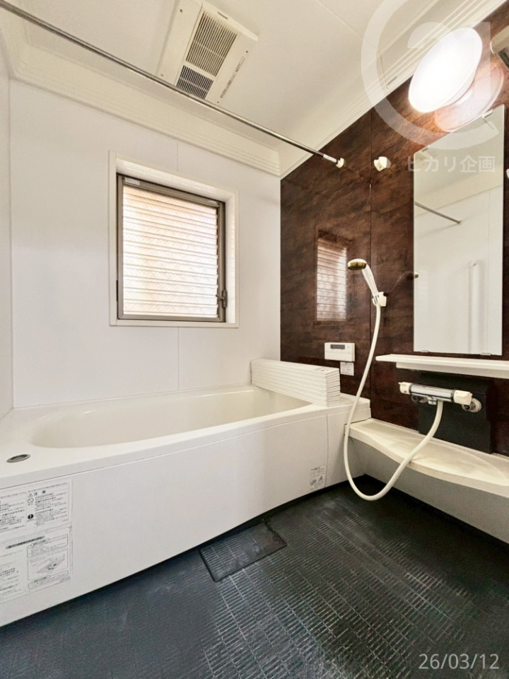  1�؃T�C�Y�̃��j�b�g�o�X�B����L�΂��Ă̂т̂т��낰�܂��B