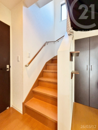  ���r���O���ɂ͊K�i����B�Ƒ��̏o�����c�����₷���ł��B