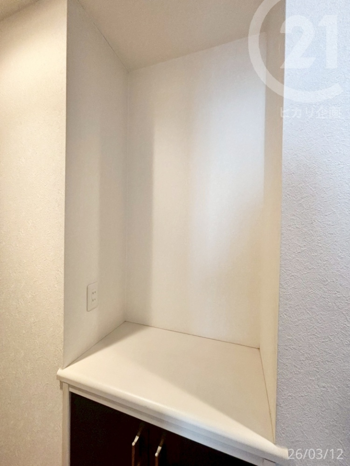  ��2�K�z�[�����[���㕔�͖ډB����t���Ď��[�ɂ�����A�C���e���A��R���N�V�����̒u����ɂ��Ă���