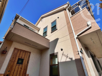  �S����2�ʍ̌��̊Ԏ��ƂȂ��Ă���A�����ւ̍̌��ƕ��ʂ����m�ۂ��ꂽ�݌v�ł��B