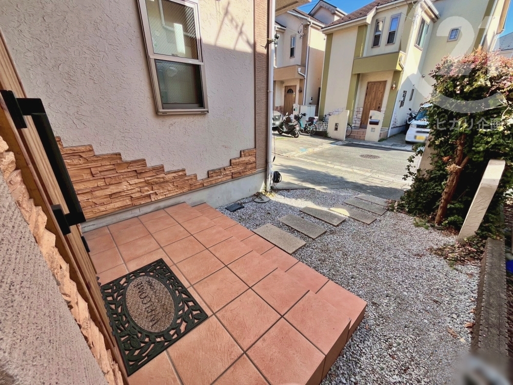  ���փ|�[�`�܂��̓h�A���J���߂��₷���L�����m�ۂ���Ă��܂��B���]�Ԃ�u���Ă����̂ɂ��𗧂������B