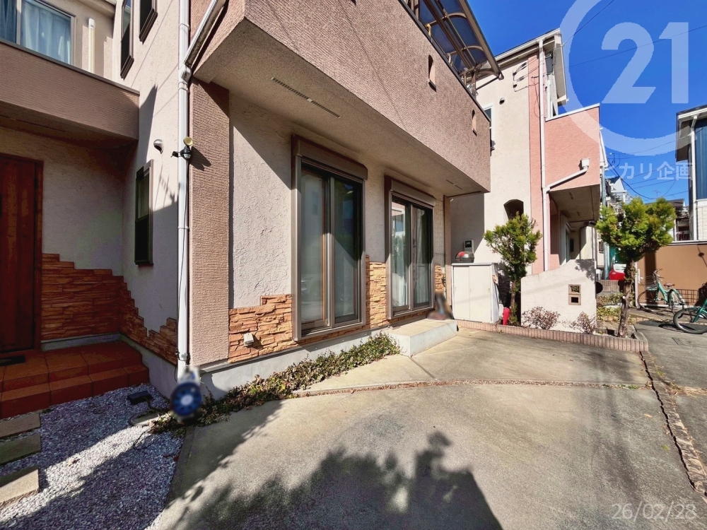  �J�[�X�y�[�X1�䕪����B1�K�a����LDK�̑|���o�����̂����O�ɂ����āA�ו��̏o������Ȃǂɂ��֗��Ȕz�u�ł��B