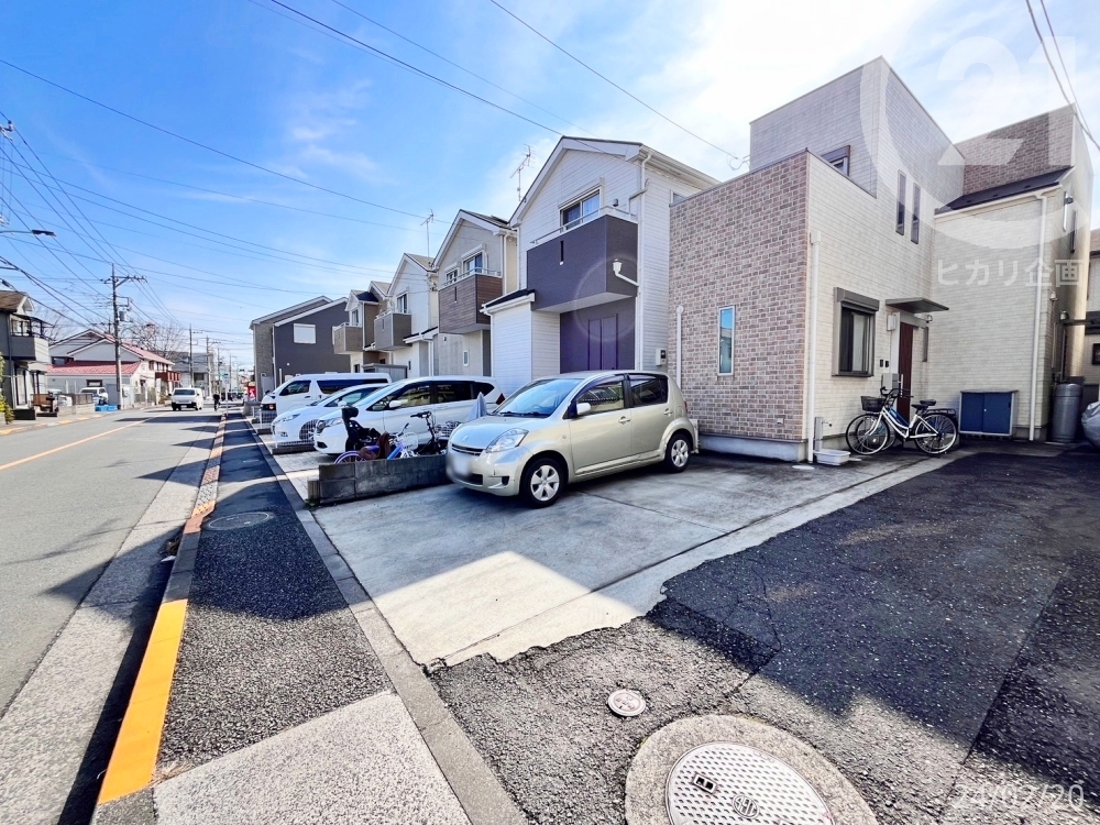  �J�[�X�y�[�X1�䒓�ԉE�O�ʓ��H�ɕ������ʂ��Ă��܂��B