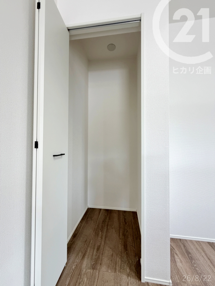  �p���g���[�t���B�H�i�X�g�b�N��傫�Ȓ����Ɠd�̒u����ɏd�󂵂܂��B�L�b�`���X�y�[�X�����ꂢ�ɕۂĂ����ł��B