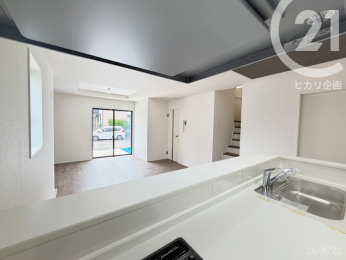  �L�b�`������̓��r���O�_�C�j���O�S�̂����n���܂��B�����������Ƒ��Ƃ̃R�~���j�P�[�V�������y���߂܂��B