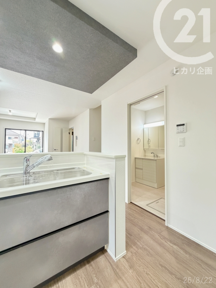  �L�b�`�����ɐ��ʏ���z�u�B���������Ȃ�����������ȂǁA�Ǝ��𓯎��i�s���₷���ł��B