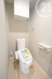 トイレ ／ウォシュレット機能付きトイレを備えています。（04/05/06）