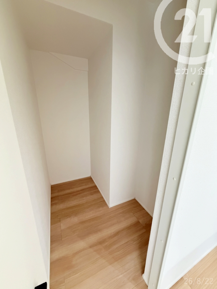  �p���g���[�͐H�i�X�g�b�N���^�����Ɠd�̒u����ɕ֗��ł��B�傫�߂̎��[�Ȃ̂ŁA���r���O�_�C�j���O�ɏW�܂�G���ȕ������[�ł������ł��B