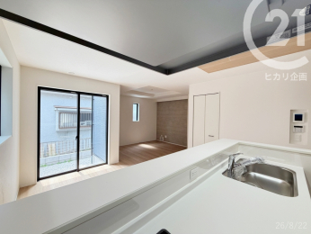  �L�b�`������̓��r���O�_�C�j���O�S�̂����n���܂��B�����������Ƒ��Ƃ̃R�~���j�P�[�V�������y���߂܂��B