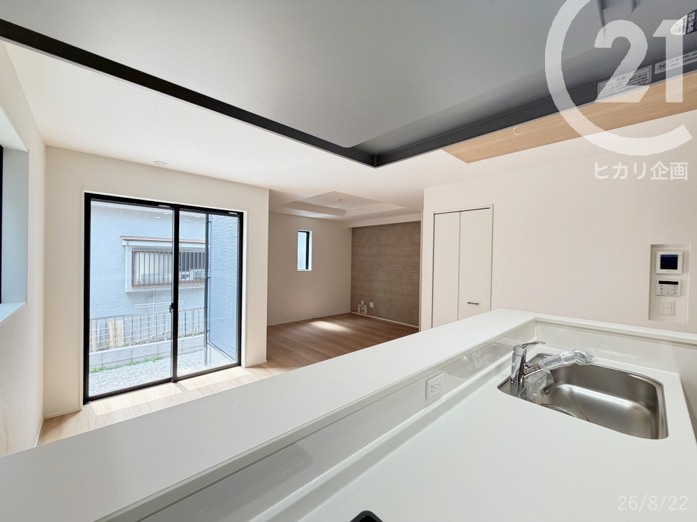  �L�b�`������̓��r���O�_�C�j���O�S�̂����n���܂��B�����������Ƒ��Ƃ̃R�~���j�P�[�V�������y���߂܂��B