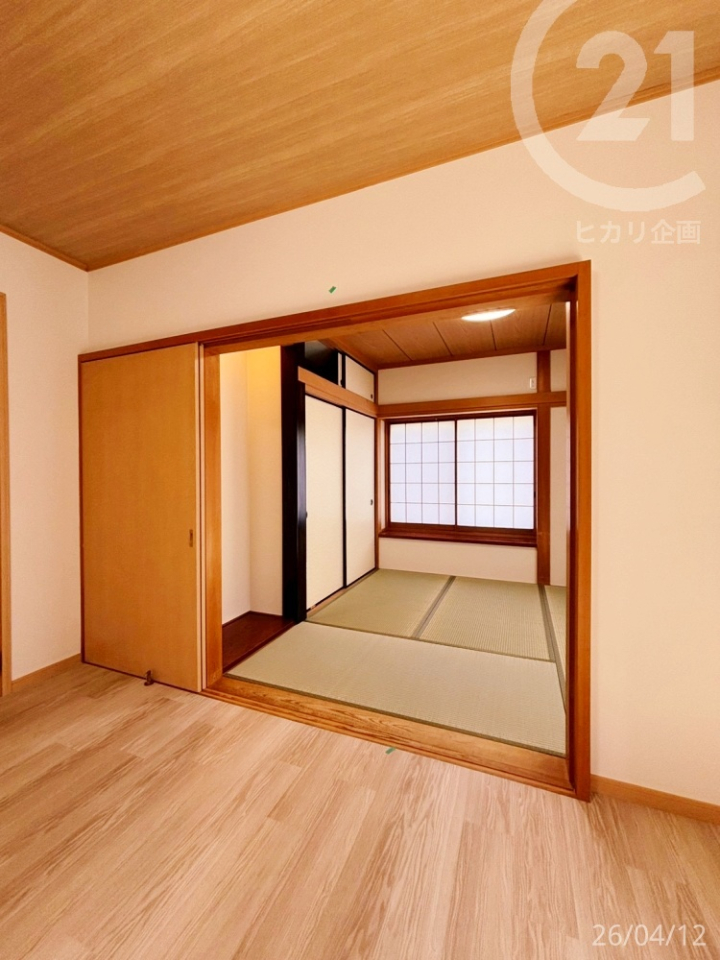  ���r���O�ɗאڂ���a���B