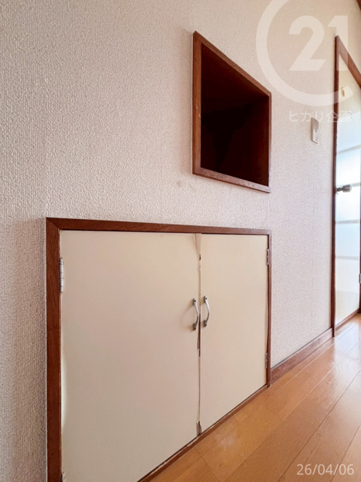  1�K�z�[���ɂ͎��[�X�y�[�X�ƕǖʎ��[����B