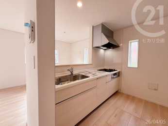  ���L�b�`�����Ƒ��Ƃ̉�b���e�ށA�Ζʎ��L�b�`���B