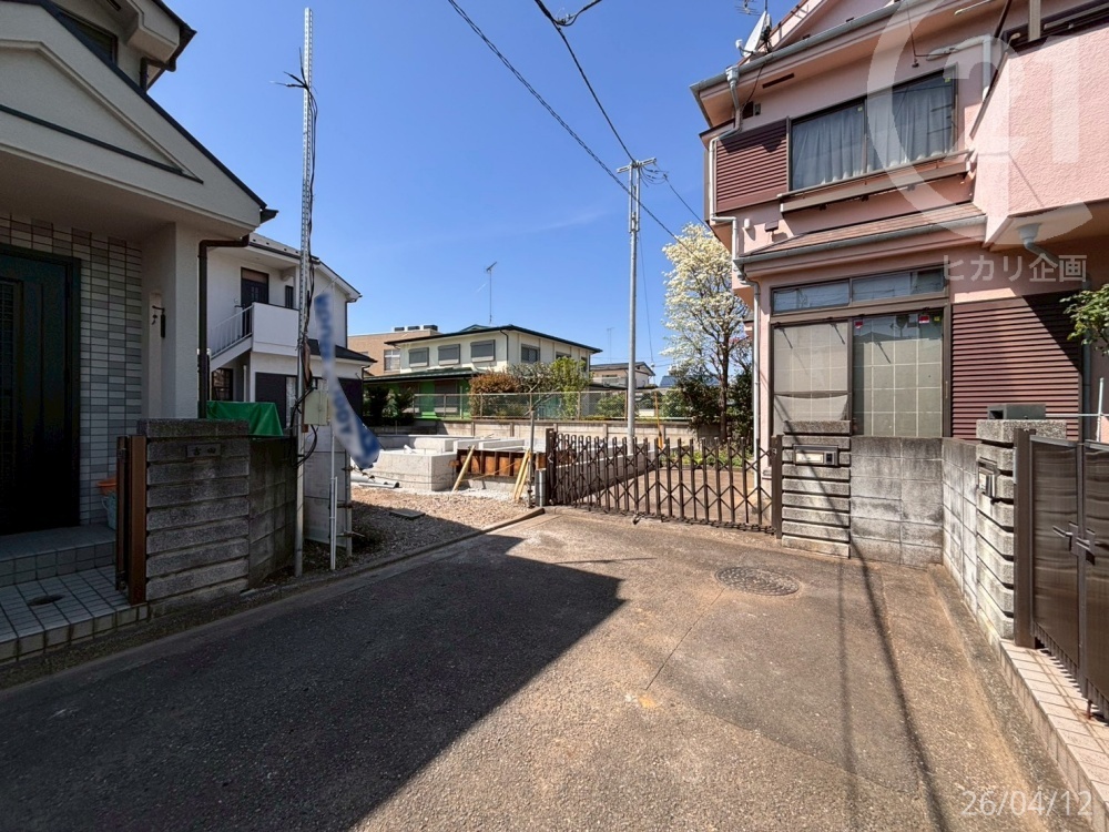  �O�ʓ��H�͑܏��H�ɂȂ��Ă��邽�߁A�������������H���ł��B