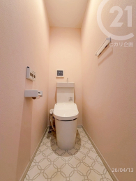  ��2F�g�C�����s���N�̃N���X���A�N�Z���g�́A���炩�ȕ��͋C�̃g�C���ł��B