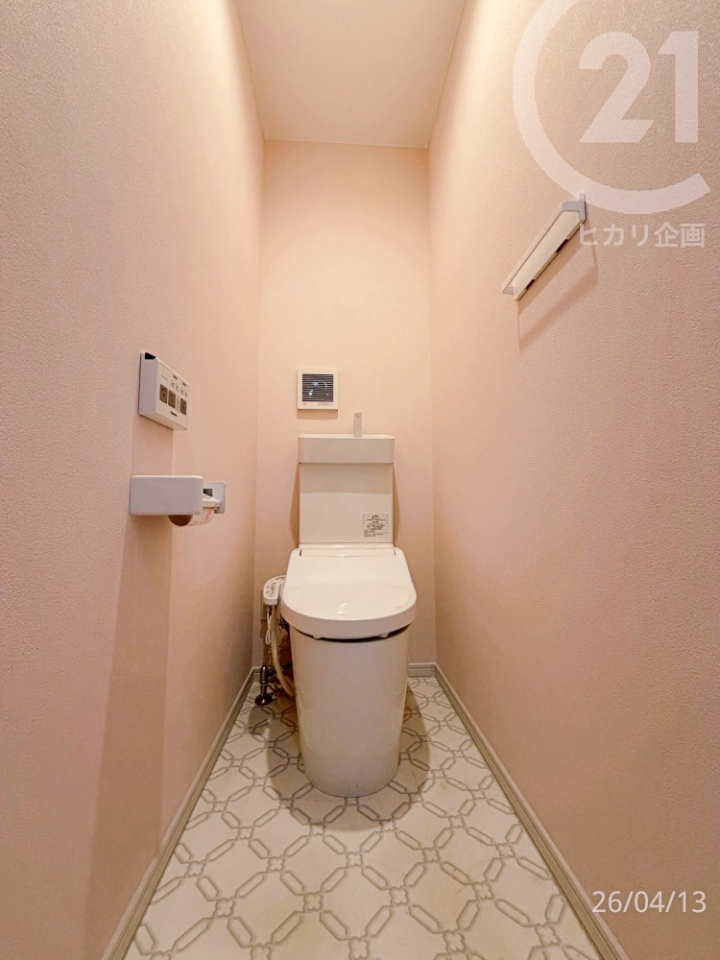  ��2F�g�C�����s���N�̃N���X���A�N�Z���g�́A���炩�ȕ��͋C�̃g�C���ł��B