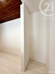  ���[�X�y�[�X������Ă��܂��� ���p�i��H�i�̃X�g�b�N�Ȃǂ��܂Ƃ߂Ď��[�ł��A�L�b�`���܂�����������ۂ��₷����Ԃł��B