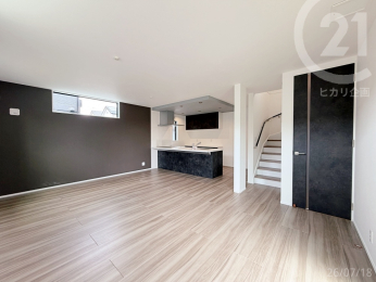  ��LDK18.5�����ΖʃL�b�`�����̗p���A�Ƒ��Ƃ̉�b���y���݂Ȃ��痿�����ł��܂��B