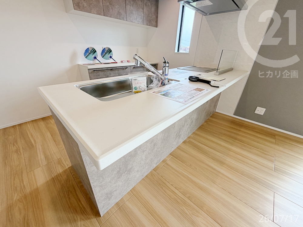  �L�b�`���J�E���^�[���g���΁A�����Ȃ��q�l�̐H���������b���A�L�b�`������̎����������i�߂��܂��B
