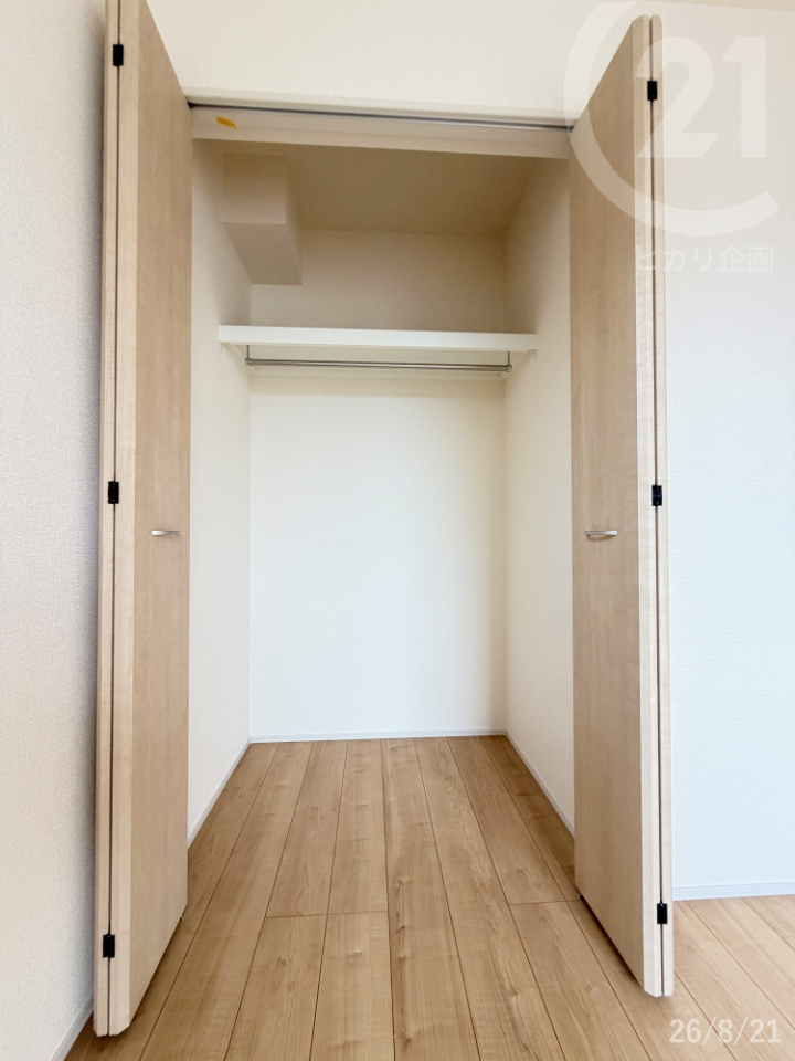  �m��5.25���̃N���[�[�b�g���傫�߂ł��B���I���t���Ă���̂ŏ㕔�܂Ŗ��ʂȂ��g���܂��B