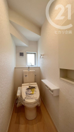 トイレ ／1階トイレには、壁面に収納と北側に小窓が設置されています。（04/06/28）