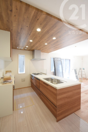 キッチン ／キッチンにはポップアップ天井が採用され、オシャレな空間です。（04/03/24）
