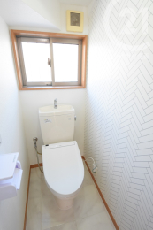 トイレ ＜1階トイレ＞アクセントクロスが使用されたオシャレな空間です。（03/10/02）