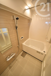 浴室 ／システムバスルーム。小さいながらも一新された設備で誓いやすそう！（04/05/06）